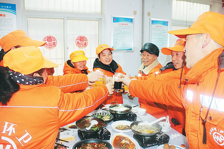 留肥环卫工：这顿“年饭”暖胃又暖心